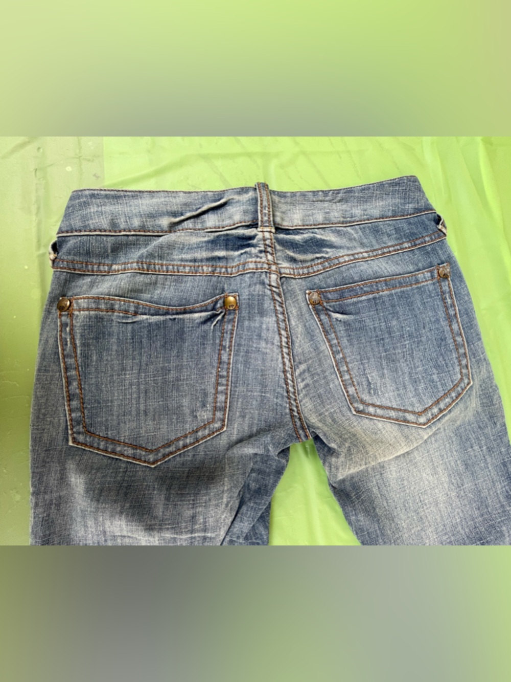 LOW RISE VINTAGE FREE PEOPLE ,BOOT LEG LIGHT WASH JEANS SIZE 24
